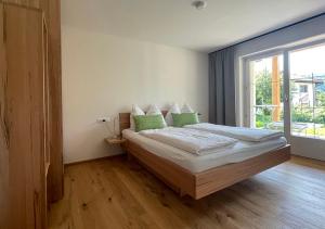 A bed or beds in a room at Seespitz 37 - Ferienwohnungen Eisendle