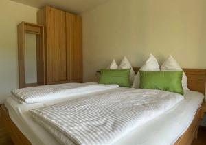 A bed or beds in a room at Seespitz 37 - Ferienwohnungen Eisendle