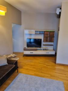 En TV eller et underholdningssystem på Feel at home - Stylish Apartment