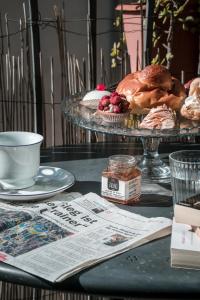 een tafel met een bord gebak en een kopje koffie bij Casa D'aria in Catania