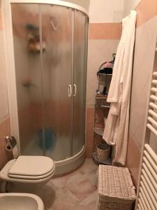 Ванная комната в Accogliente casa con camino in stile montano