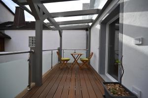 - un balcon avec deux chaises et une table dans l'établissement Ferienwohnung Ulla, à Bad Staffelstein