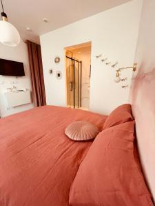 Postel nebo postele na pokoji v ubytování Love Room - espace bien être L'Osmose Wimereux