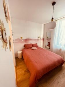 - une chambre avec un lit et une couverture orange dans l'établissement Love Room LOsmose chambre Alchimie Bed and Breakfast Wimereux, à Wimereux