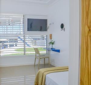 - une chambre avec un bureau et une fenêtre avec une table dans l'établissement Begona Cliff Hotel, à Negril