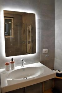 y baño con lavabo y espejo. en GL rooms and apartments en Bari