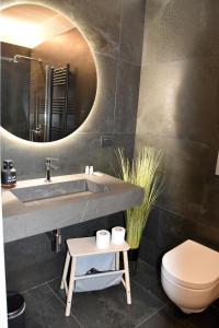 y baño con lavabo, aseo y espejo. en GL rooms and apartments en Bari