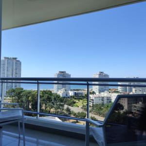 ein Balkon mit Blick auf die Stadt in der Unterkunft Torre One 2 Vista al Mar a metros de la playa in Punta del Este