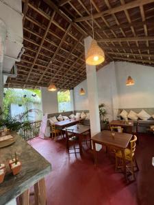 ein Restaurant mit Tischen und Stühlen in einem Zimmer in der Unterkunft Jungle Villa in Ahangama