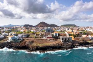 une vue aérienne sur une ville de la côte dans l'établissement 3 bdr aprt, best seaview, rooftop pool - LCGR, à Praia