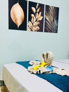 um quarto com uma cama com toalhas em Portuá Chalés em São Miguel dos Milagres