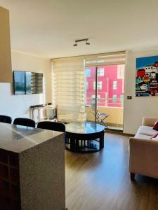 - un salon avec une table et un canapé dans l'établissement Depto en Viña, à Viña del Mar
