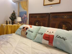 a bed with two pillows on top of it at La casetta di Tilde in Termini Imerese