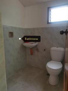 een badkamer met een toilet en een wastafel bij 7th Heaven Lodge and Cafe in Banaue