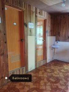 Een badkamer bij 7th Heaven Lodge and Cafe