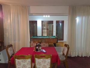 - une salle à manger avec une table et un billard dans l'établissement Kuća za odmor Niki, à Pale
