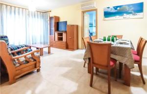 - un salon avec une table et une salle à manger dans l'établissement Amazing Apartment In Oropesa Del Mar With Wifi, à Oropesa del Mar
