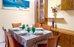a dining room with a table and chairs at Stunning Apartment In Oropesa Del Mar in Oropesa del Mar