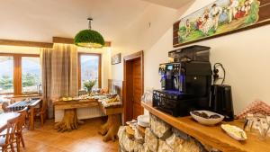Zestaw do parzenia kawy i herbaty w obiekcie Aparthotel Delta Top