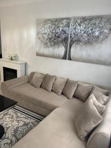 a living room with a couch and a painting on the wall at Jurata Apartament Glamour in Jurata