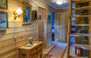 Cette chambre dispose de murs en bois et d'une table en bois. dans l'établissement 3 Bedroom Lovely Home In Straumgjerde, à Brunstad