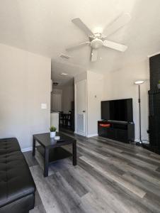 a living room with a couch and a ceiling fan at Adorable 2bed1bath Unit Sleeps 4 Close To Town Center Downtown Beach Mayo Clinic in Jacksonville