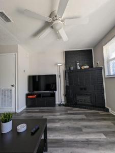 a living room with a ceiling fan and a fireplace at Adorable 2bed1bath Unit Sleeps 4 Close To Town Center Downtown Beach Mayo Clinic in Jacksonville