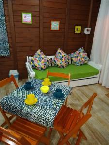 mesa y sillas con mesa y cama en Chalés praia do Rosa SC piscina comp, en Imbituba
