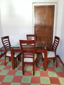a dining room with a wooden table and chairs at Casa Bethlen in Zapatoca