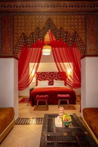 Postel nebo postele na pokoji v ubytování Riad les remparts de la kasbah