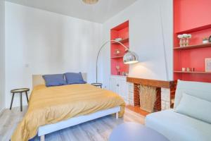 een slaapkamer met een bed en een open haard bij studio cosy hypercentre proche Paris in Corbeil-Essonnes