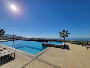 a swimming pool with a view of the ocean at Villa con jacuzzi privado en Descanso in Primo Tapia