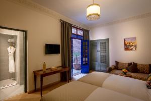 Postel nebo postele na pokoji v ubytování Riad les remparts de la kasbah
