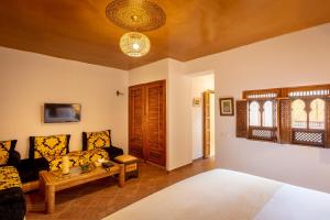 Postel nebo postele na pokoji v ubytování Riad les remparts de la kasbah