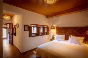 Postel nebo postele na pokoji v ubytování Riad les remparts de la kasbah