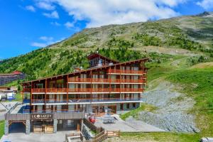 un hotel en una colina con una montaña en La cime des Arcs ARC 2000 Appartement 2 pieces en Résidence 4 étoiles, en Arc 2000