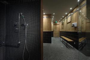 baño con ducha a ras de suelo y banco en La cime des Arcs ARC 2000 Appartement 2 pieces en Résidence 4 étoiles, en Arc 2000 29 fotos más