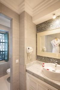 La salle de bains est pourvue d'un lavabo et d'un miroir. dans l'établissement Riad les remparts de la kasbah, à Marrakech