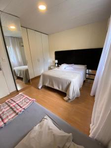 塞爾蘇拉穆斯州長鎮的住宿－Casa conchas das Caravelas，一间卧室设有两张床和大镜子