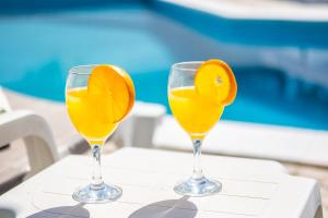 zwei Gläser Orangensaft auf einem Tisch in der Unterkunft Villa Bermudas by Algarve Vacation in Albufeira