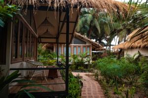 Zahrada ubytování Anahata Retreat Beach Front Ashwem Goa + 37 fotografií