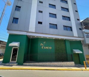 ART CASCO The Hotel في مدينة باناما: مبنى ذو واجهة خضراء وبيضاء