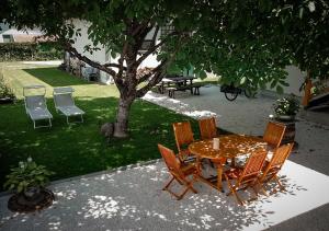 A garden outside Seespitz 37 - Ferienwohnungen Eisendle