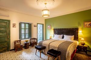 Postel nebo postele na pokoji v ubytování Riad les remparts de la kasbah