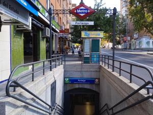 a tunnel on a city street with a metro sign at Precioso apartamento en Puente Vallecas, Madrid. in Madrid