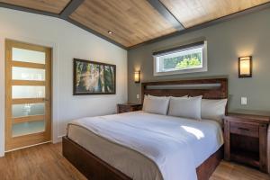 a bedroom with a large bed and a window at Halcyon Hot Springs Resort in Halcyon Hot Springs