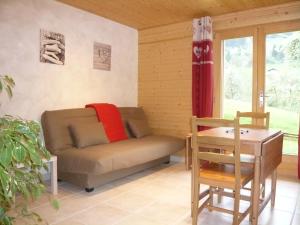 sala de estar con sofá y mesa en Appartement Borne en Saint-Jean-dʼAulps