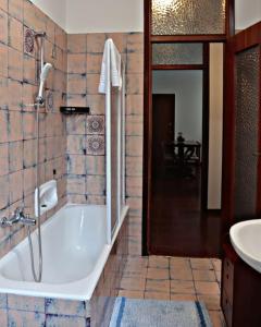 a bathroom with a bath tub and a sink at Ampio appartamento a 5 minuti da Rho-fiera Milano in Cornaredo