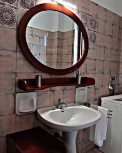 bagno con lavandino e specchio di Ampio appartamento a 5 minuti da Rho-fiera Milano a Cornaredo