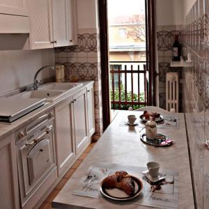a kitchen with a table with food on it at Ampio appartamento a 5 minuti da Rho-fiera Milano in Cornaredo